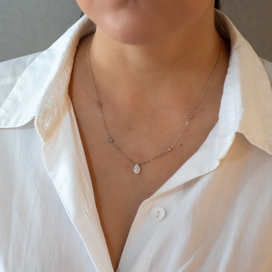 Colar Solitário Gota com Moldura Moissanita