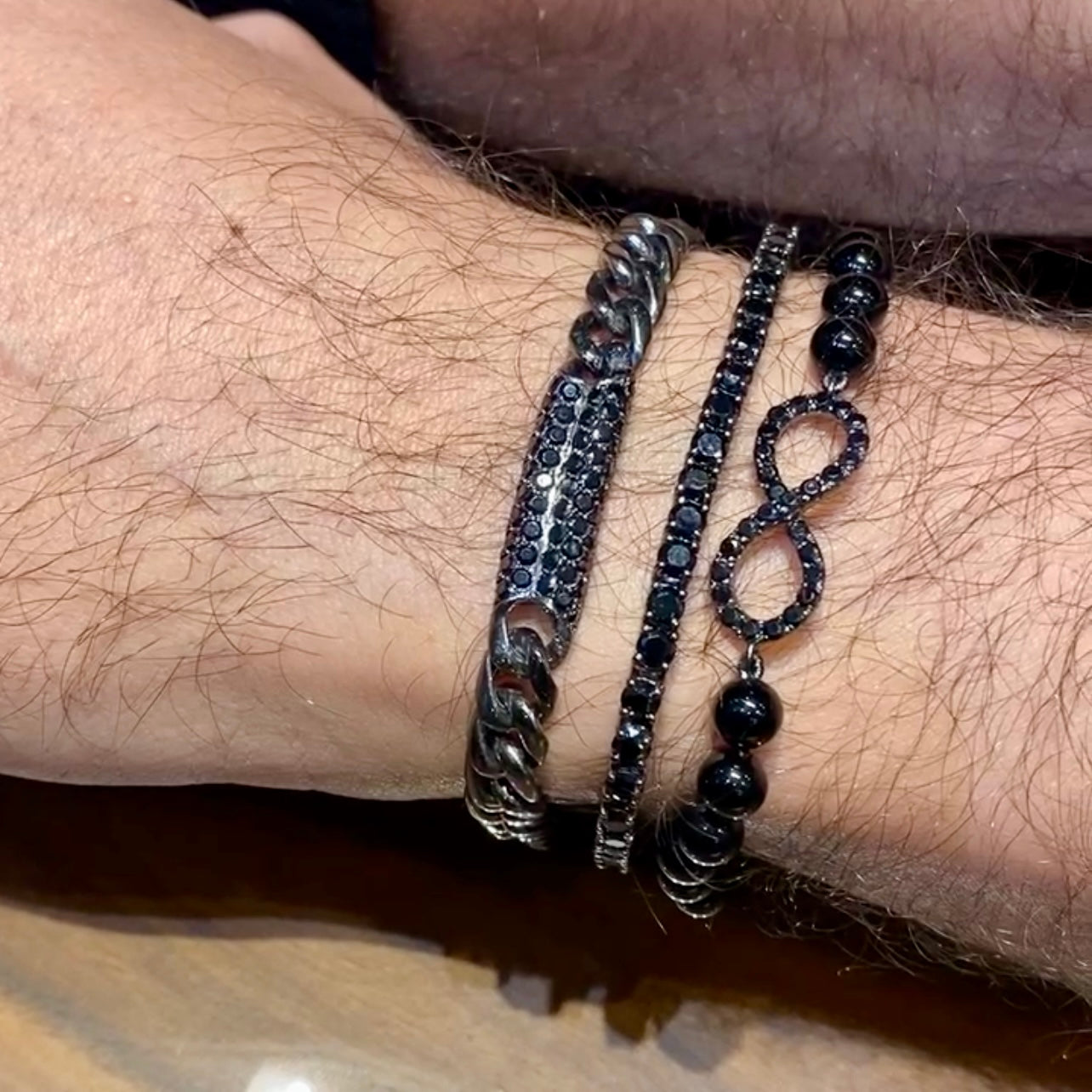 Pulseira Infinito e Esferas de Ônix Natural