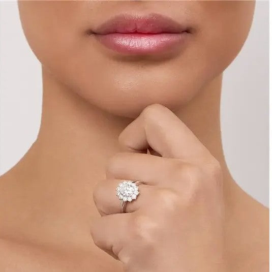 Anel Oval 8x10 com Moldura Moissanita