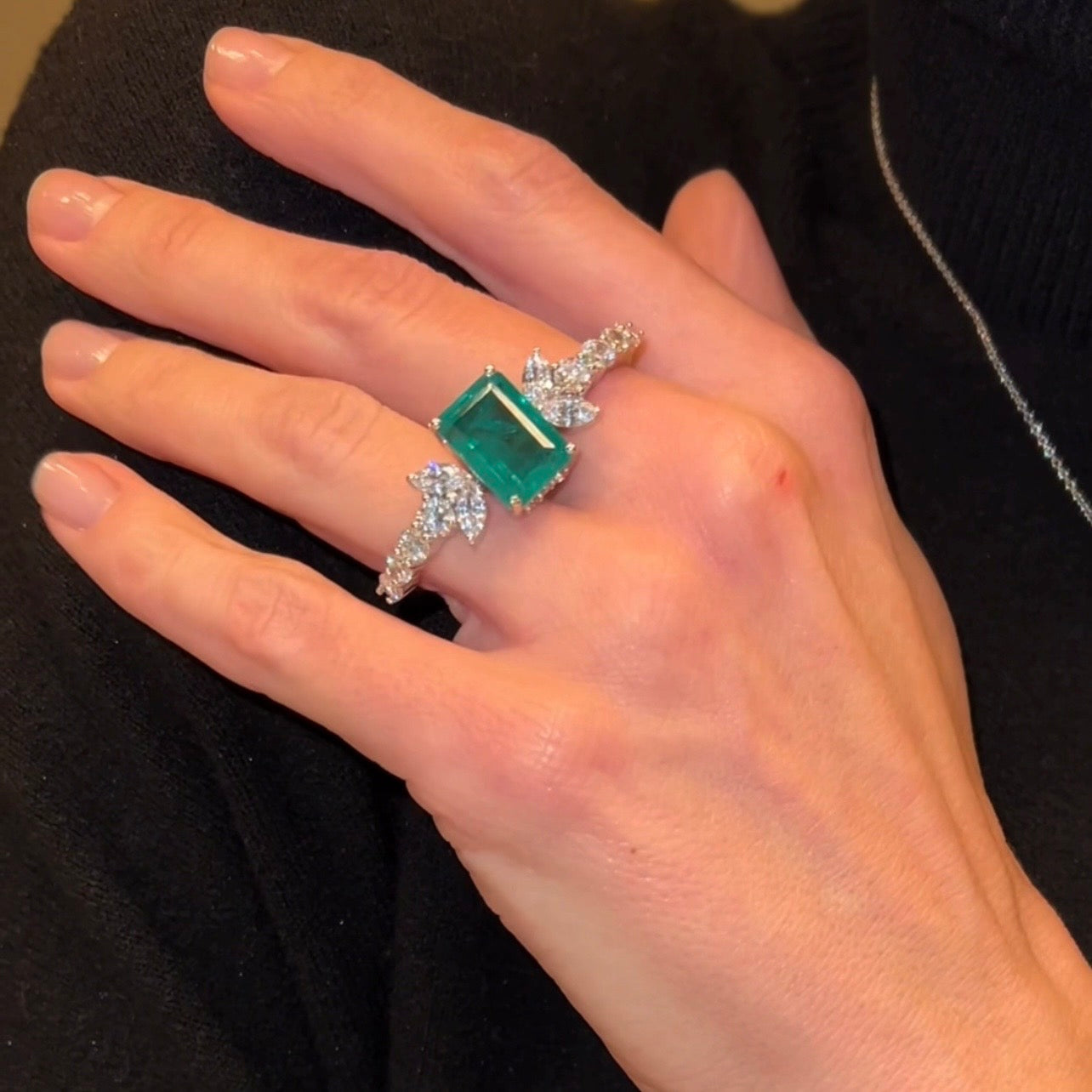 Anel Dois Dedos Esmeralda Baguete