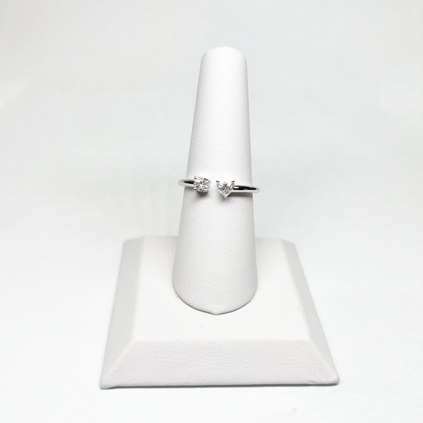 Anel Entreaberto com Coração Moissanita 0,50ct