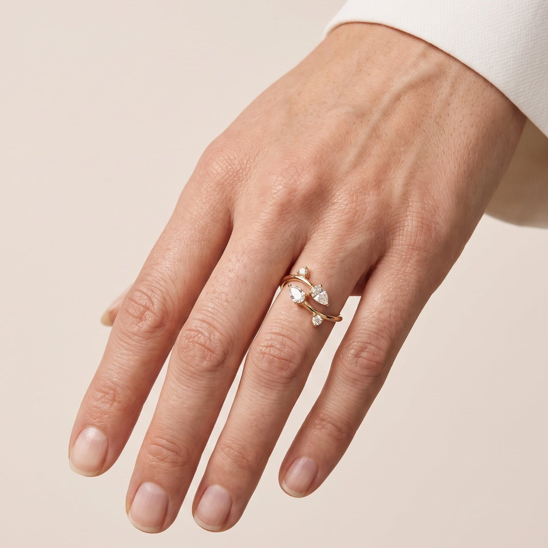Anel Entreaberto Salpicado com Moissanitas - 0.86ct