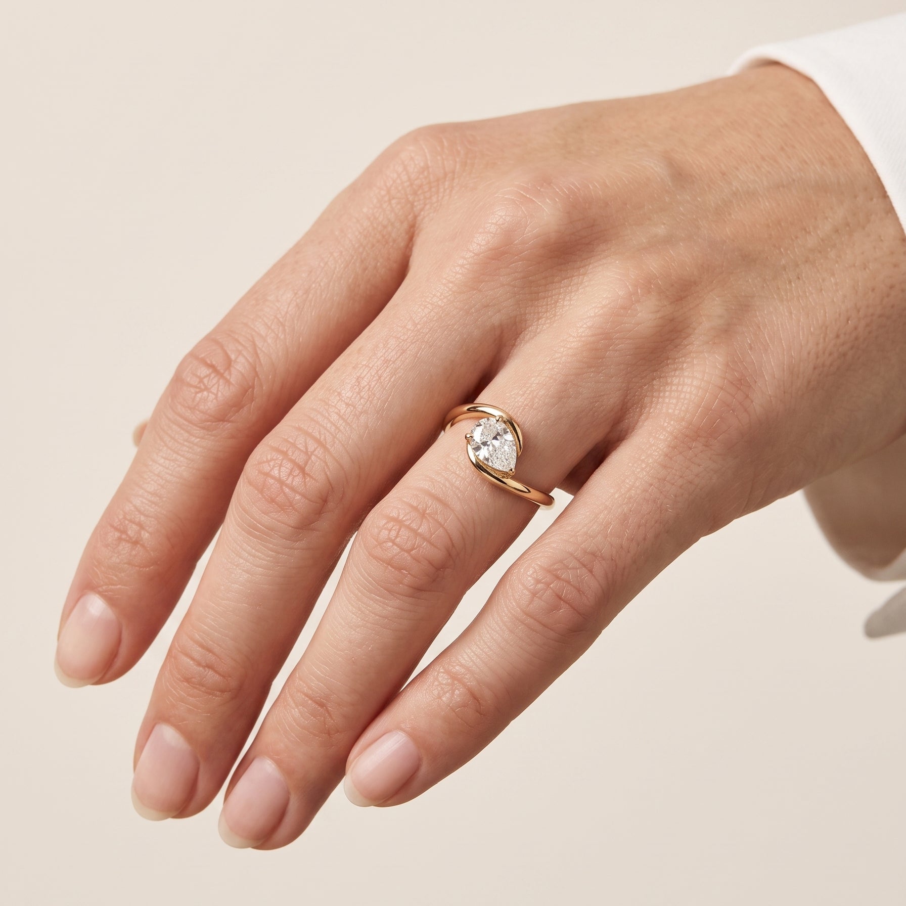 Anel Entrelaçado com Moissanita Gota - 1.25ct