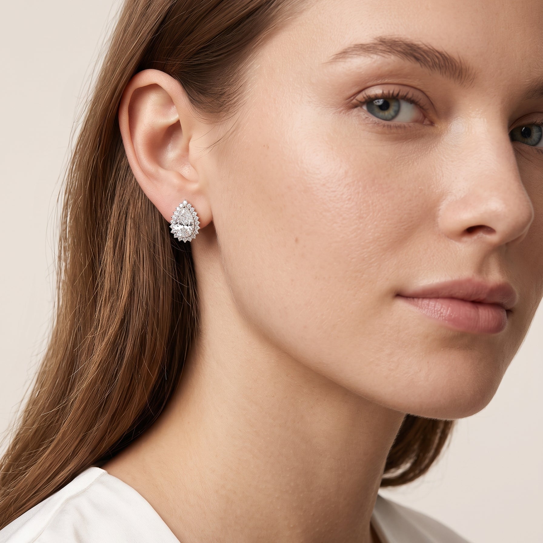 Brinco Gota de Moissanita com Moldura  7x9mm - 4.36ct