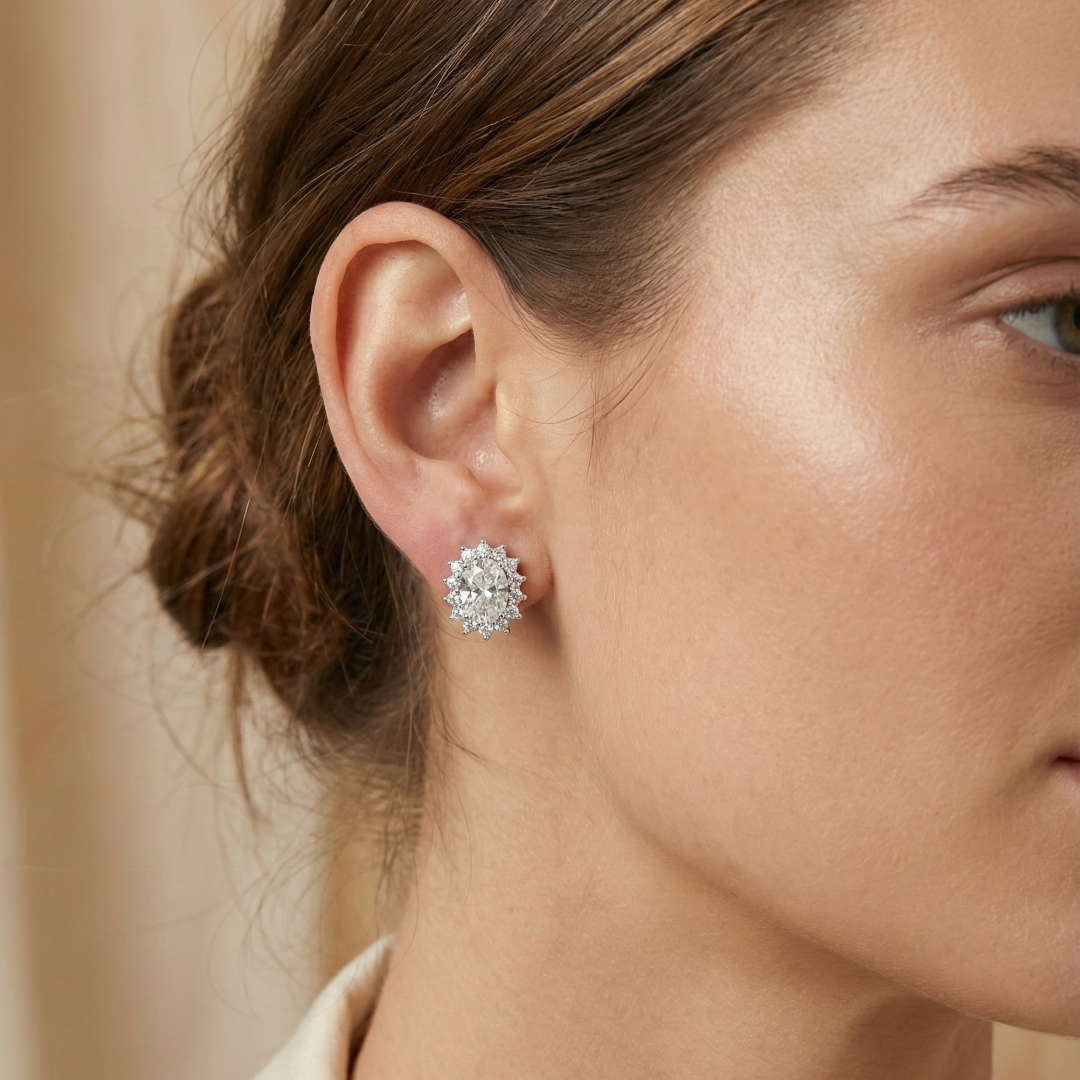 Brinco Oval com Moldura de Moissanita