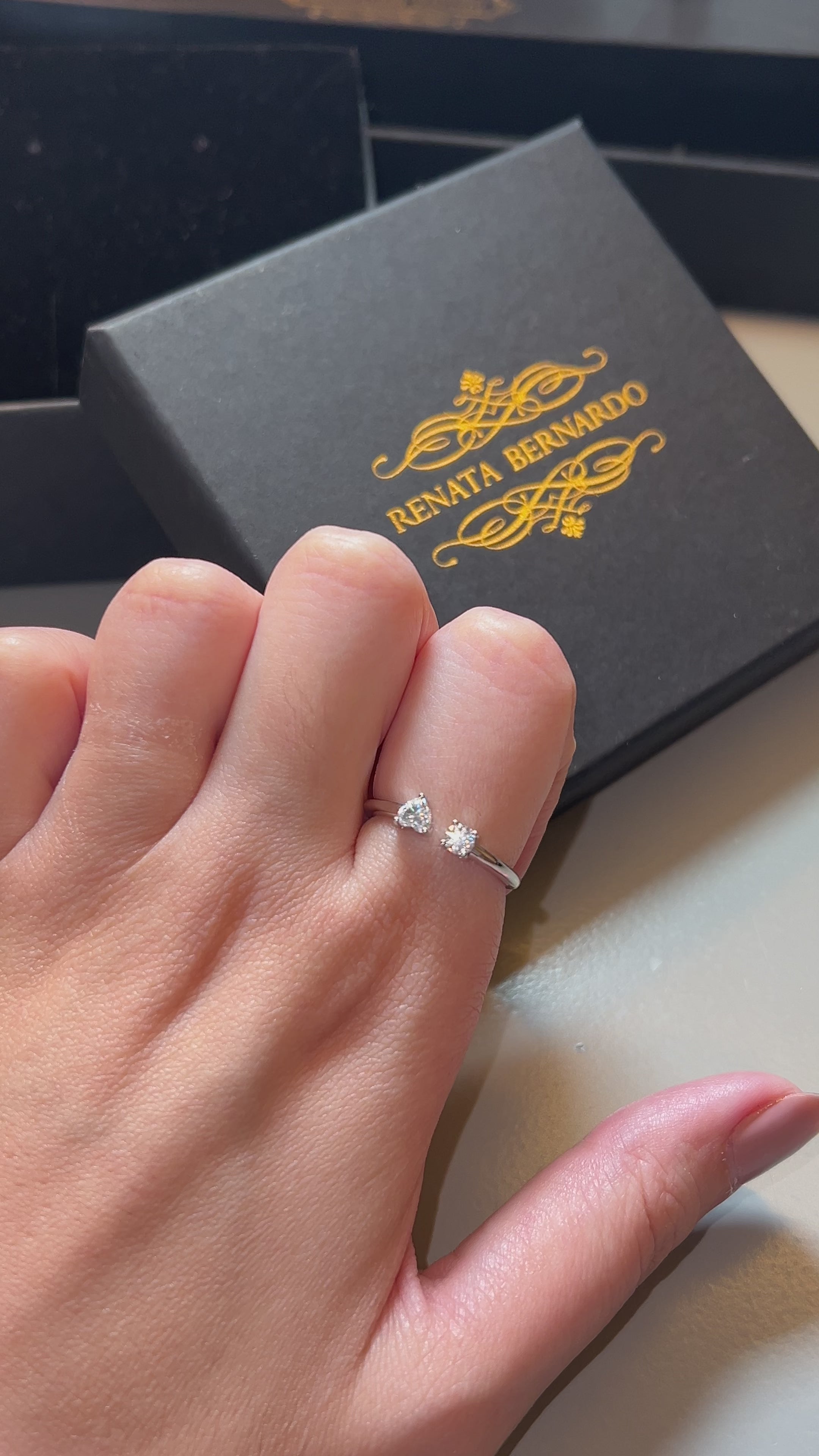 Anel Entreaberto com Coração Moissanita 0,50ct