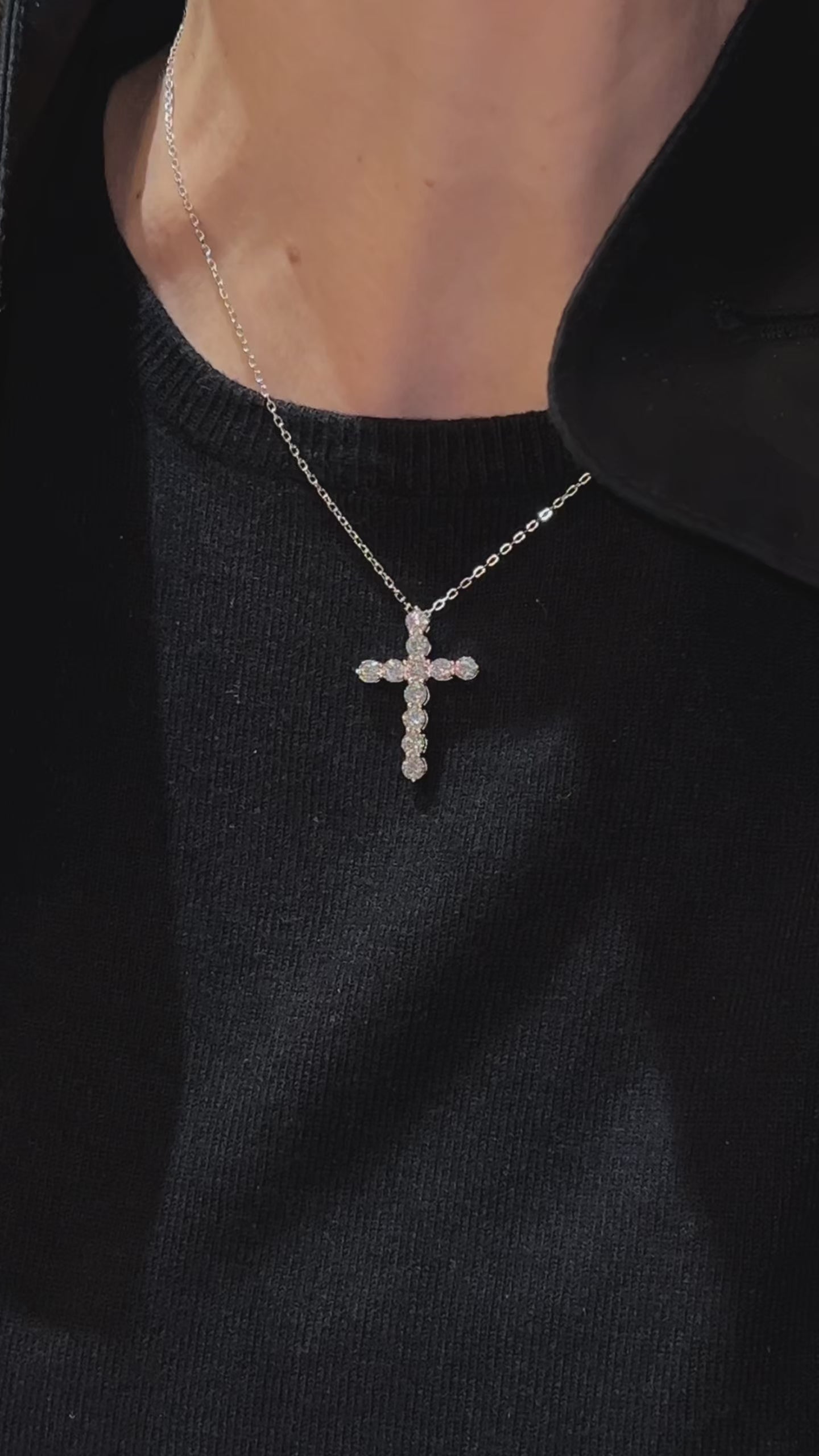 Colar Cruz Moissanitas com Molduras - 1.48ct